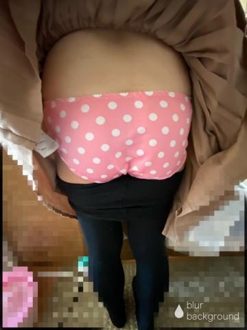 スカート捲りからお尻丸出し