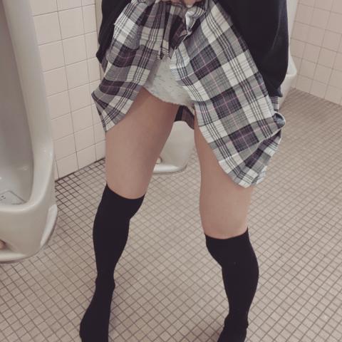 制服で男子トレイ